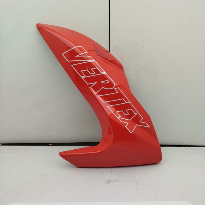 Пластик бака правий червоний VERTEX 300