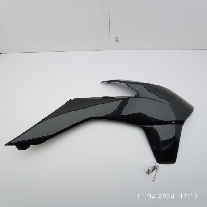 Обтічник паливного бака правий верхній чорний - GNS300