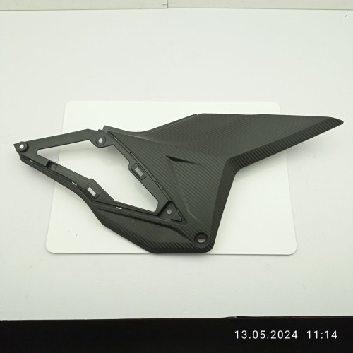 Пластик під сидінням правий ADX250