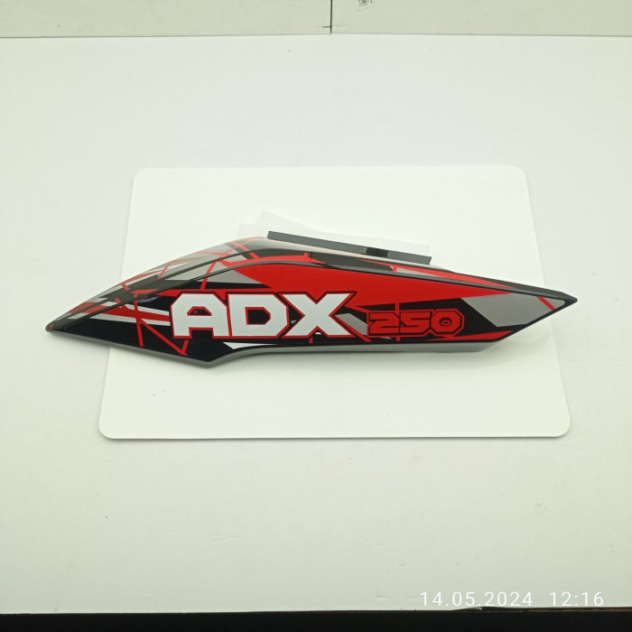 Пластик под сидіням задний правий (чорн. червона наклейка) ADX250
