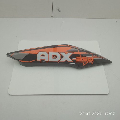 Пластик під сидінням задній лівий (чорно-оранжева наклейка) ADX250