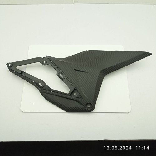 Пластик під сидінням правий ADX250